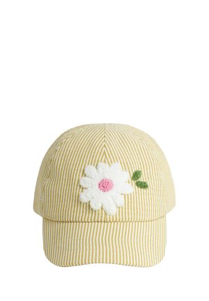 Žltá a bielo pruhovaná látková čiapka s aplikáciou bielej margarétky s ružovým stredom a dvoma malými zelenými listami na prednom paneli.