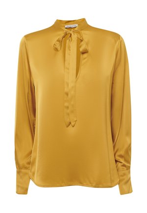 Senfgelbe Seidenbluse mit hohem Kragen, Bindedetail am Kragen und langen Ärmeln. Glatte Textur und dezenter Glanz.