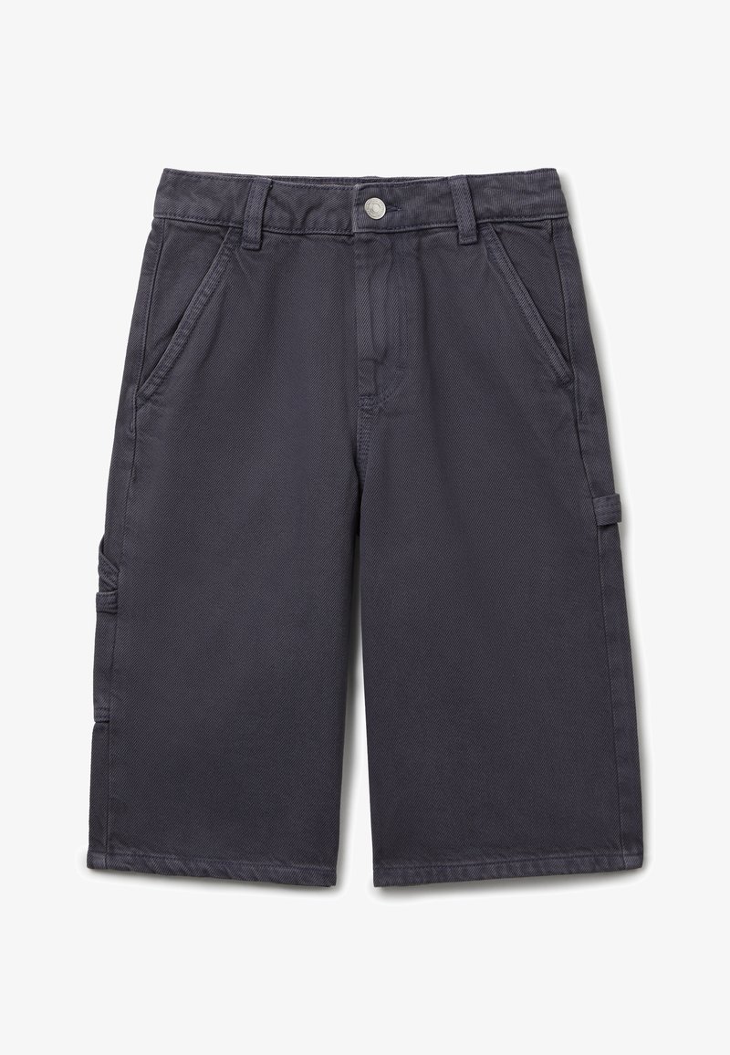 Bermudas de color azul marino oscuro fabricadas con tejido de algodón duradero. Presentan bolsillos frontales, cierre de botón y costuras decorativas en los lados.