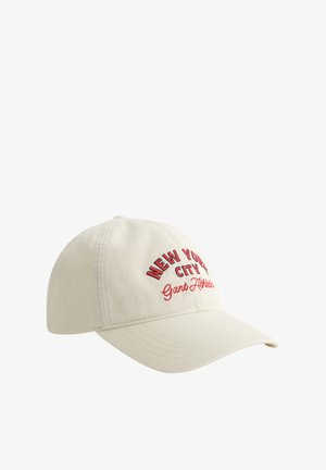 Beige Baseballkappe mit gebogenem Schirm und roter Stickerei mit dem Schriftzug "New York City Gant Athletic" auf dem Vorderteil.
