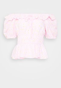 Blusa off-the-shoulder em rosa claro com bolinhas amarelas, apresentando mangas bufantes, decote com babados e bainha peplum. Tecido riscado.