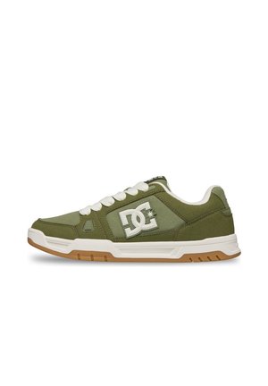 Χαμηλό sneaker ελιάς με λευκά κορδόνια, επενδεδυμένο γιακά, λογότυπο DC στην πλευρά και λευκή σόλα με ταμπά πέλμα.