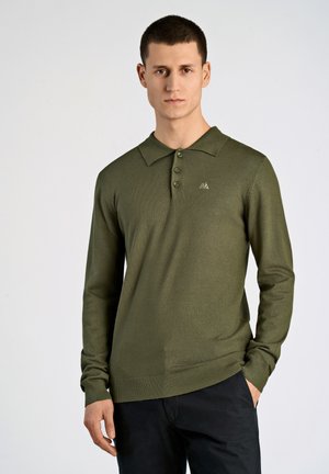 Olijfgroene polo met lange mouwen, een klassieke kraag, drie knopen en een geribde zoom. Bevat subtiele logodetail op de borst.
