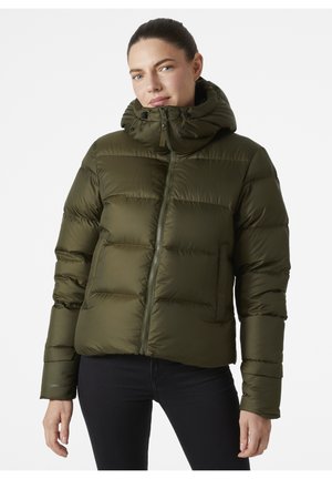 Olijfgroene pufferjack met horizontaal quiltontwerp, hoge kraag, vaste capuchon en rits aan de voorkant. Textuurstof met verstelbare functies.