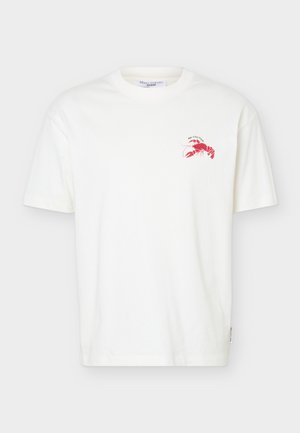 Camiseta blanca de manga corta con pequeño gráfico de langosta roja y etiqueta "Marc O’Polo Denim" en el interior del cuello.