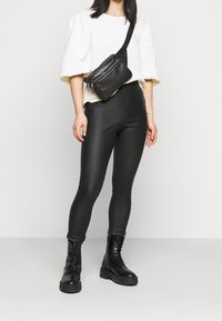 Pieces Petite Leggings - Byxor - black