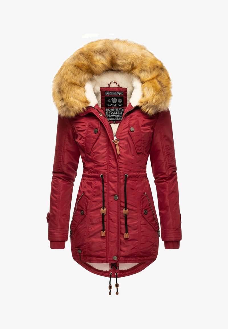 Parka rossa con cappuccio in pelliccia sintetica, chiusura a zip frontale, vita regolabile con cordino e molteplici tasche. Presenta una fodera morbida e polsini a costine.