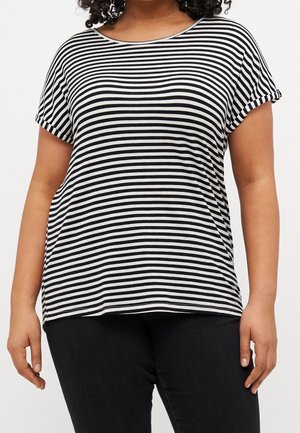 Personne portant un haut à manches courtes rayé horizontal noir et blanc et un pantalon noir, montrée du cou aux hanches.