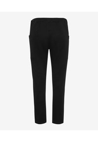 Pantalones negros de cintura elástica con un corte slim, que cuentan con bolsillos laterales y una textura suave. El diseño incluye detalles de costura sutiles.