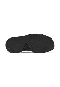 Mustekengät mustalla kumipohjalla, jossa on tekstuuripinta, kolmiomainen aukko ja kohokuvioitu "Clarks"-logo keskellä.