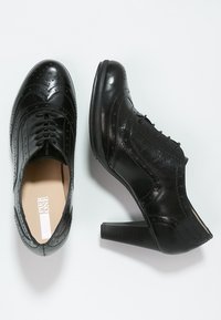 Pier One Zapatos de salón con cordones - black