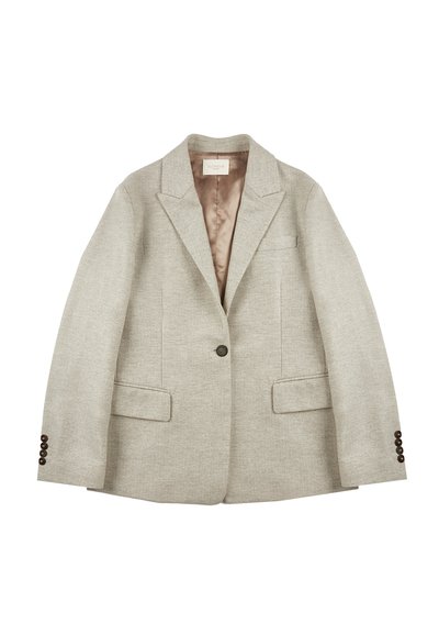 Blazer grigio chiaro in tessuto testurizzato, con rever a punta, due tasche frontali e bottoni marroni sulle maniche. Fodera interna in raso visibile.