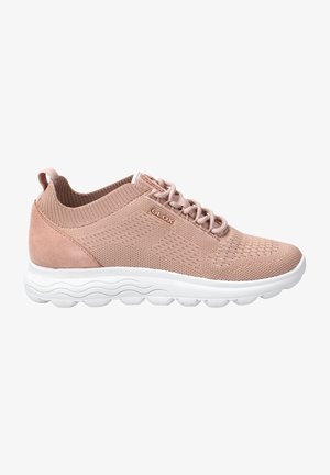 Zapatilla deportiva de color rosa claro con parte superior de tejido y acentos de ante. Cuenta con una suela blanca y acolchada con un patrón ondulado y cordones para un ajuste seguro.