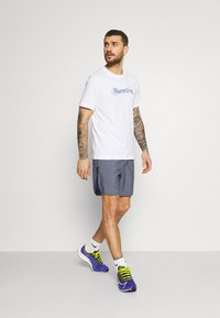 Nike Performance Camiseta estampada - white