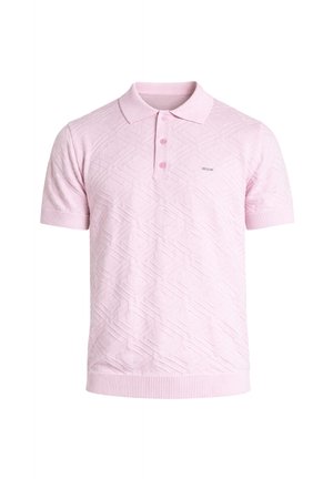 Svetloružové polokošeľa s krátkymi rukávmi s textúrovaným diamantovým vzorom, tromi gombíkmi, rebrovanými manžetami a malým kovovým logom značky na hrudi.