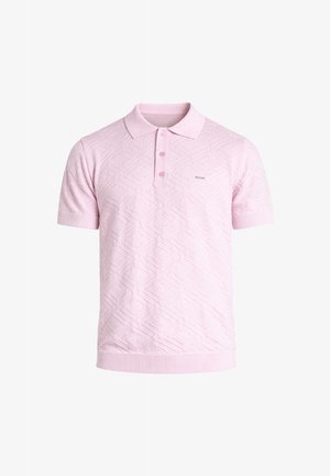 Svetloružové polokošeľa s krátkymi rukávmi s textúrovaným diamantovým vzorom, tromi gombíkmi, rebrovanými manžetami a malým kovovým logom značky na hrudi.