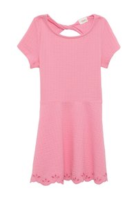 Robe rose à manches courtes en tissu texturé, dotée d'un col rond avec une découpe au dos et d'un ourlet festonné orné de détails floraux.