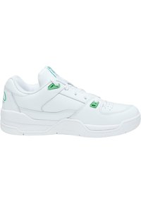 Fehér sneaker zöld részletekkel, sima bőrből készült. Kerek orra van, fűzős záródással és texturált oldalpanelekkel a tapadás érdekében.