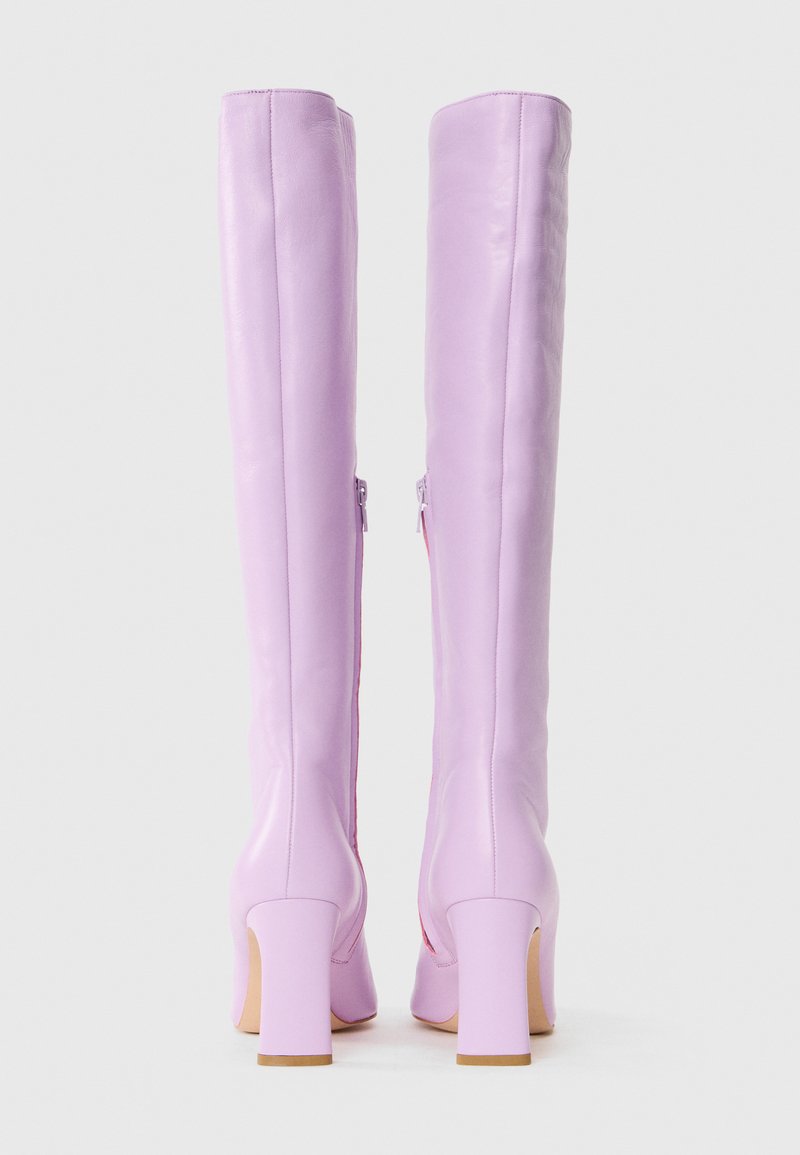 Botki lawendowe do kolan o gładkiej skórzanej fakturze, kwadratowych obcasach i bocznymi zamkami błyskawicznymi. Wzmocnione szwy wzdłuż kantów.