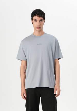 T-shirt en coton gris clair à manches courtes et col ras du cou, avec un logo "BOSS" subtilement en relief sur la poitrine.