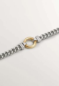 Pulsera de cadena de plata con eslabones rectangulares, que presenta un cierre circular de oro y acentos lisos en ambos extremos.