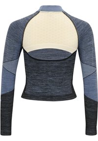 Camiseta deportiva de manga larga en azul y negro. Presenta acentos de patrón texturizado y un panel trasero de malla ligera y transpirable en amarillo claro.