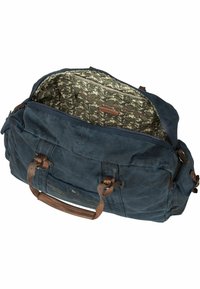 Borsa da viaggio in tela blu scuro con manici in pelle marrone, dotata di fodera a motivo camouflage e tasca interna con zip. Ampia apertura.