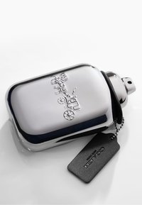 Bottiglia a forma di fiaschetta in metallo argentato con logo in rilievo, etichetta nera e tappo rotondo. Superficie liscia, finitura riflettente e dettaglio in catena.