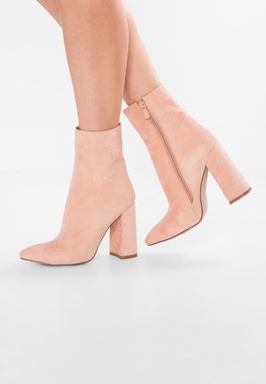 Korolliset nilkkurit - light pink