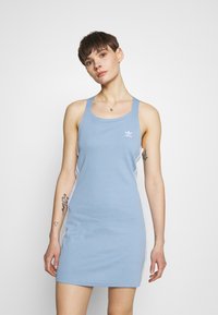 adidas Originals RACER DRESS - Vestido de malha - ambient sky