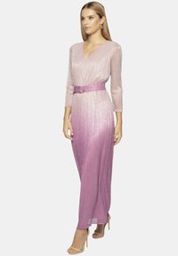 Długa sukienka w gradientzie przechodzącym od jasnego różu do fioletu, z dekoltem w kształcie litery V, trzema kwartowymi rękawami oraz paskiem w talii dla podkreślenia sylwetki.