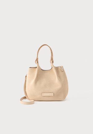 Bolso de ante beige con dos asas cortas y una correa de hombro desmontable. Presenta una etiqueta rectangular de la marca en el frente.