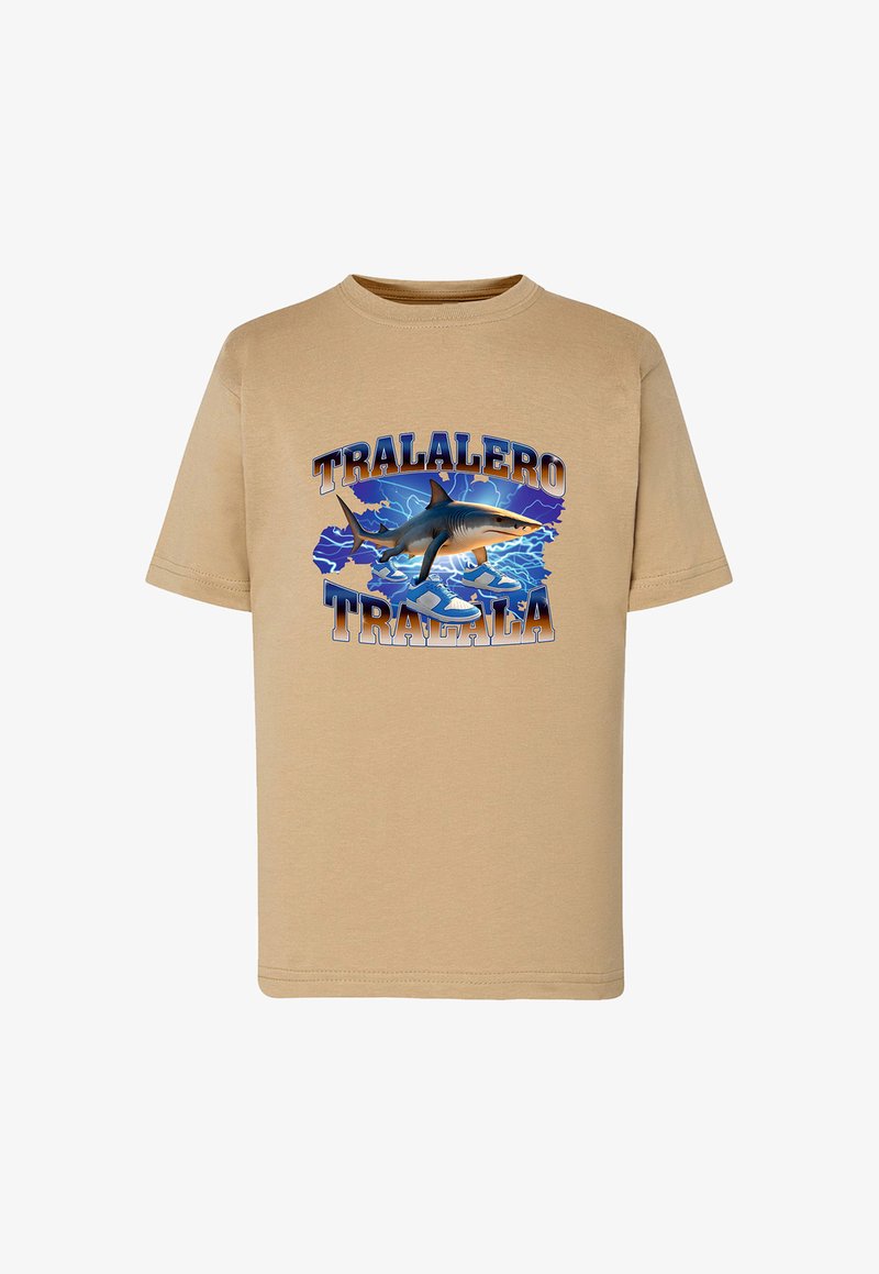 Beżowa bawełniana koszulka z kolorową grafiką rekina pośród niebieskich fal, z napisem "TRALALERO" u góry i "TRALALA" na dole.