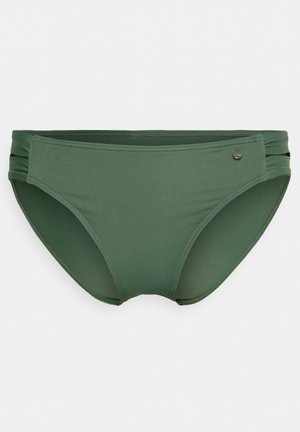Slip bikini verde realizzato in tessuto morbido. Presenta dettagli laterali arricciati e una piccola accentatura in metallo con logo. Stile classico a slip.