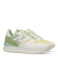 Sneaker con una combinazione di colori bianco, giallo e verde; materiali in mesh e suede; caratterizzati da una suola texturizzata e un logo ben visibile.