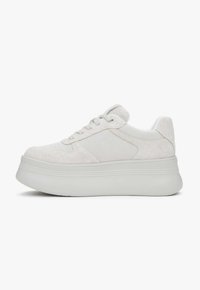 Białe zamszowe sneakersy na platformie z okrągłym noskiem, z akcentami teksturowanych paneli i płaskimi sznurowadłami. Miękka tkanina i gumowa podeszwa dla wygody.