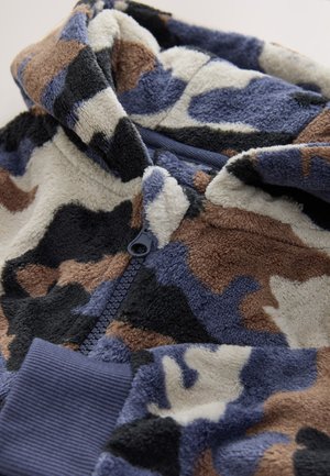 Sudadera con capucha de forro polar con cremallera, con un patrón de camuflaje en azul, marrón y crema. Tiene una textura suave con puños acanalados y cremallera frontal.
