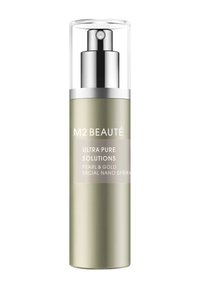 Botella cilíndrica verde con una tapa transparente, pulverizador plateado y etiqueta de texto blanco que dice "M2 BEAUTÉ Ultra Pure Solutions, Pearl & Gold Facial Nano Spray."