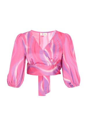 Rózsaszín és lila szatén megkötős rövid felső puffos, háromnegyedes ujjakkal és széles derékpánttal.