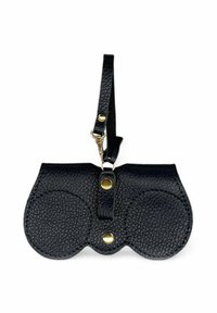 Pochette en cuir noir texturé de forme arrondie, avec des accents en métal doré et une bandoulière amovible pour le transport.