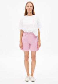 ARMEDANGELS SHEAARI - Jeansshort - peony