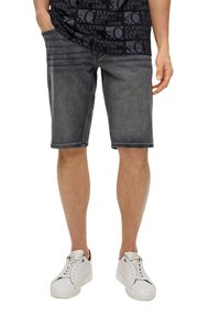 Shorts en denim gris foncé au design ajusté, avec des dégradés subtils et des détails de couture, associés à des baskets blanches.