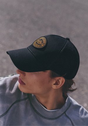 PULL&BEAR, EMBROIDERED PATCH - TRUCKER CAP - Cap - black