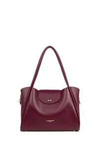 Borsa in pelle borgogna con design strutturato, caratterizzata da una patta frontale, hardware dorato e due tracolle. Superficie testurizzata.