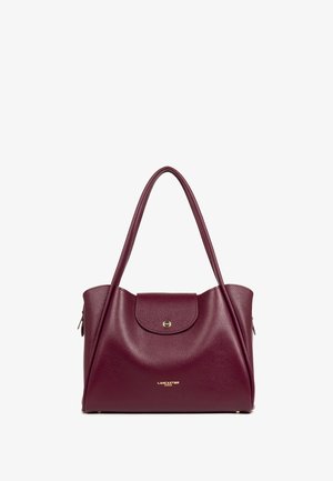 Borsa in pelle borgogna con design strutturato, caratterizzata da una patta frontale, hardware dorato e due tracolle. Superficie testurizzata.