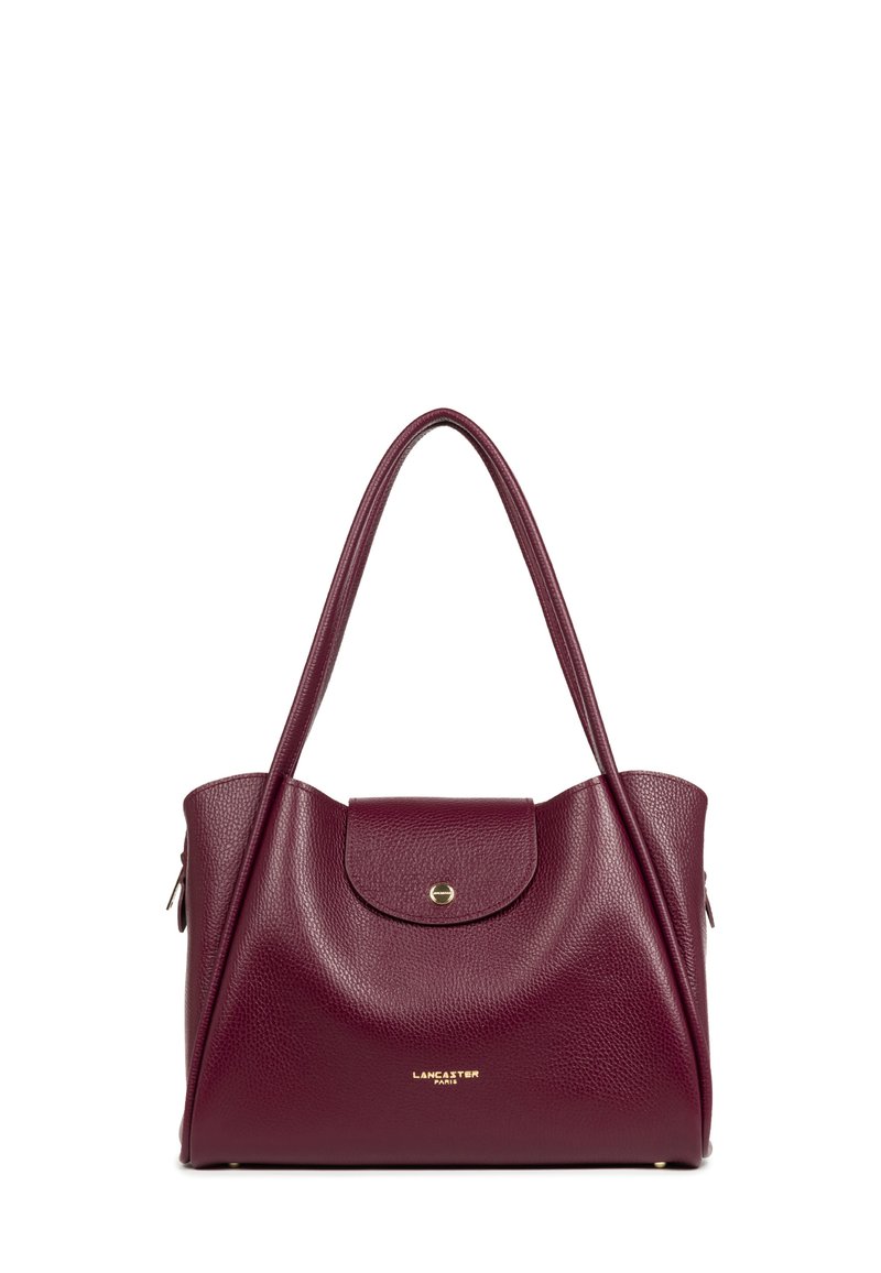 Borsa in pelle borgogna con design strutturato, caratterizzata da una patta frontale, hardware dorato e due tracolle. Superficie testurizzata.