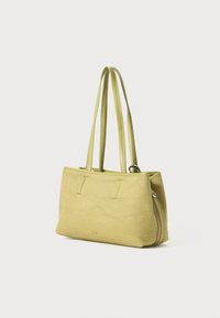 Gelbe Stofftasche mit zwei langen Griffen, einer Reißverschlusstasche und Details in der Vorderseite, die ein strukturiertes, rechteckiges Design aufweist.