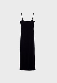 Robe noire sans manches avec fines bretelles, faite d'un tissu doux et lisse ; coupe ajustée avec une silhouette droite, atteignant la longueur mi-mollet.