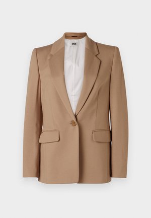 Blazer beige clair avec des revers notés, fermeture à un bouton et deux poches avant ; doublure intérieure blanche. Texture de tissu lisse.