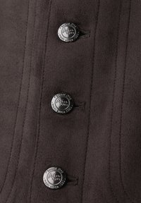 Manteau en daim marron avec trois boutons en métal noir ornés de détails en relief, des coutures verticales et une surface douce et texturée.